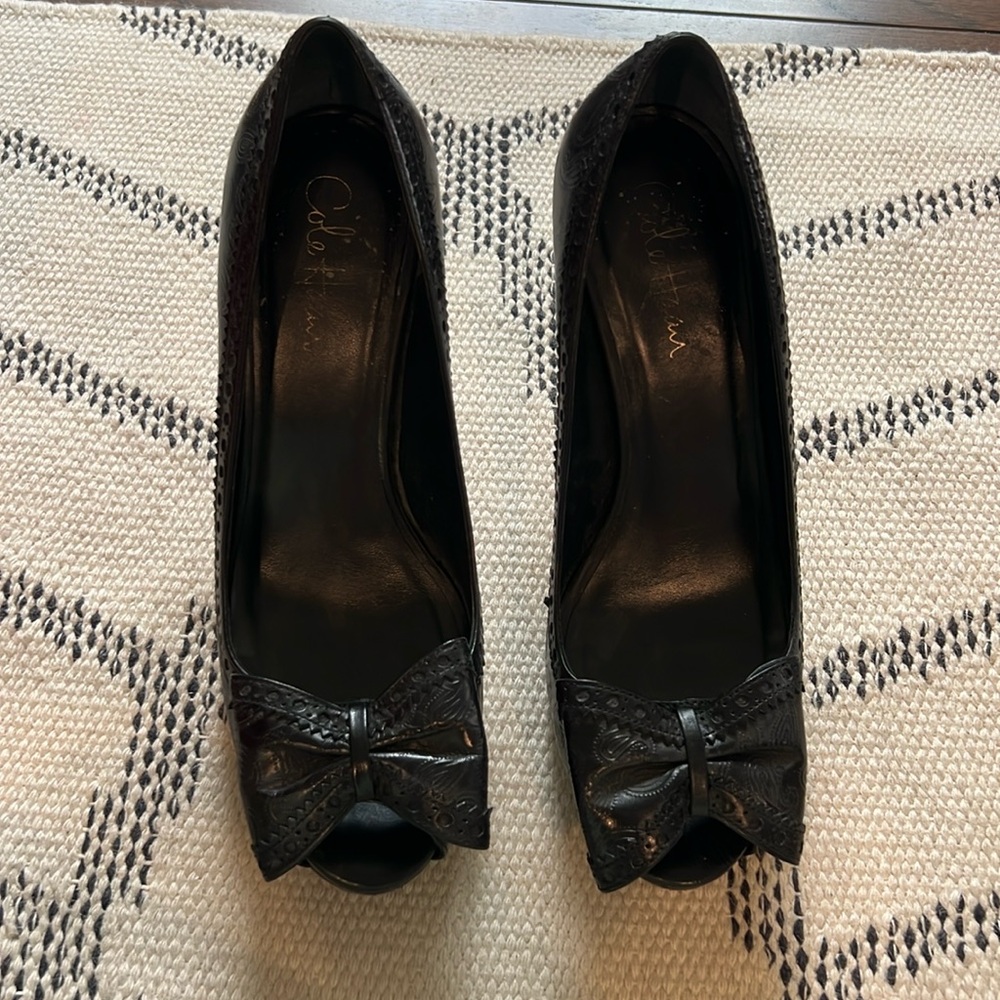 Cole Haan 8 1/2 black peep toe bow pumps black paisley design